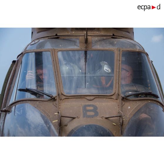 Pilotes d'un hélicoptère SA-330 Puma du DETALAT (détachement de l'ALAT) dans la cabine de pilotage de leur appareil après un atterrissage sur l'aérodrome de la POD (plateforme opérationnelle défense) de Bambari, lors de son arrivée depuis la base de Bangui pour une opération de ravitaillement du GTIA (groupement tactique interarmes) Turco.