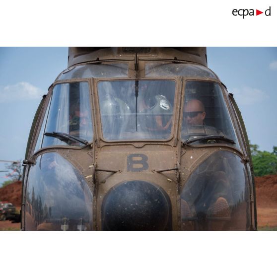 Pilotes d'un hélicoptère SA-330 Puma du DETALAT (détachement de l'ALAT) dans la cabine de pilotage de leur appareil après un atterrissage sur l'aérodrome de la POD (plateforme opérationnelle défense) de Bambari, lors de son arrivée depuis la base de Bangui pour une opération de ravitaillement du GTIA (groupement tactique interarmes) Turco.