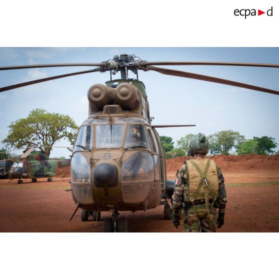 Hélicoptère SA-330 Puma du DETALAT (détachement de l'ALAT) au point fixe, prêt au décollage sur la piste de l'aérodrome de la POD (plateforme opérationnelle défense) de Bambari, lors de son départ pour la base de Bangui à la fin d'une opération de ravitaillement logistique du GTIA (groupement tactique interarmes) Turco.