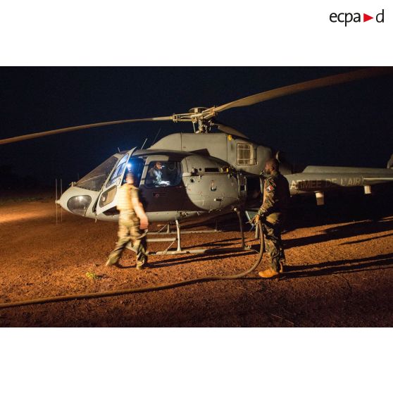 Ravitaillement de nuit d'un hélicoptère AS-550 Fennec du DETFENNEC (détachement d'hélicoptères Fennec) de l'armée de l'Air sur l'aérodrome de la POD (plateforme opérationnelle défense) de Bambari, par les soldats du détachement opérationnel du SEA (Service des essences des armées) du GTIA (groupement tactique interarmes) Turco.