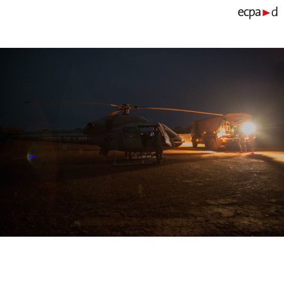 Ravitaillement de nuit d'un hélicoptère AS-550 Fennec du DETFENNEC (détachement d'hélicoptères Fennec) de l'armée de l'Air sur l'aérodrome de la POD (plateforme opérationnelle défense) de Bambari, au moyen d'un camion-citerne Scania CCP 10 (camion-citerne polyvalent de 10 mètres cube) du détachement opérationnel du SEA (Service des essences des armées) du GTIA (groupement tactique interarmes) Turco.