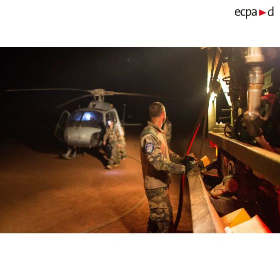 Ravitaillement de nuit d'un hélicoptère AS-550 Fennec du DETFENNEC (détachement d'hélicoptères Fennec) de l'armée de l'Air sur l'aérodrome de la POD (plateforme opérationnelle défense) de Bambari, par les soldats du détachement opérationnel du SEA (Service des essences des armées) du GTIA (groupement tactique interarmes) Turco.