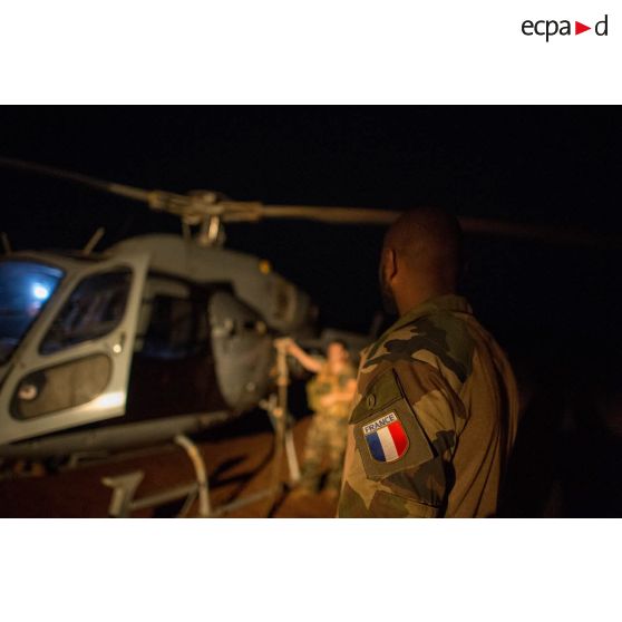 Ravitaillement de nuit d'un hélicoptère AS-550 Fennec du DETFENNEC (détachement d'hélicoptères Fennec) de l'armée de l'Air sur l'aérodrome de la POD (plateforme opérationnelle défense) de Bambari, par les soldats du détachement opérationnel du SEA (Service des essences des armées) du GTIA (groupement tactique interarmes) Turco.