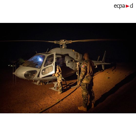 Ravitaillement de nuit d'un hélicoptère AS-550 Fennec du DETFENNEC (détachement d'hélicoptères Fennec) de l'armée de l'Air sur l'aérodrome de la POD (plateforme opérationnelle défense) de Bambari, par les soldats du détachement opérationnel du SEA (Service des essences des armées) du GTIA (groupement tactique interarmes) Turco.