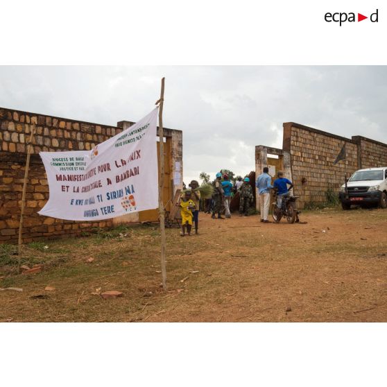 Population civile aux abords du stade de football de Bambari au cours d'une manifestation sportive pour la paix, lors de la journée internationale de la jeunesse.