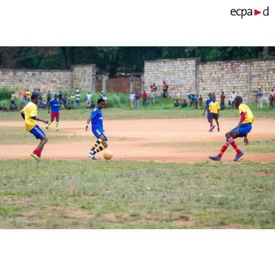 Joueurs disputant un match de football au cours d'une manifestation sportive pour la paix au stade de Bambari, lors de la journée internationale de la jeunesse.