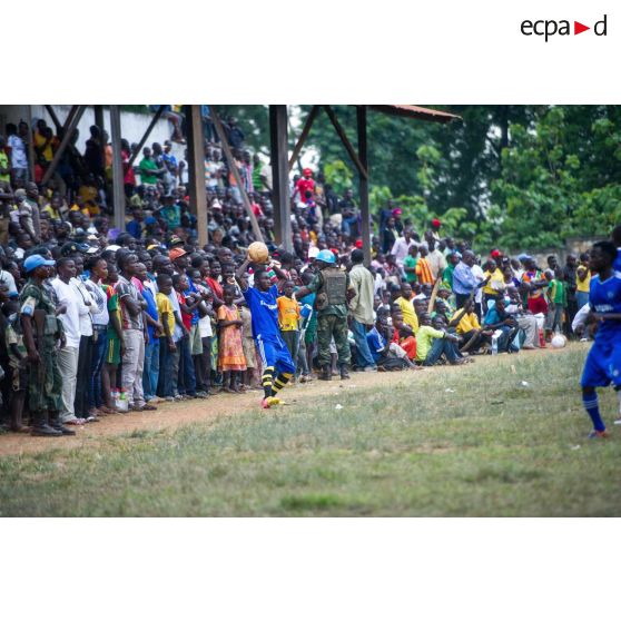 Population civile dans les gradins du stade de football de Bambari au cours d'une manifestation sportive pour la paix, lors de la journée internationale de la jeunesse.