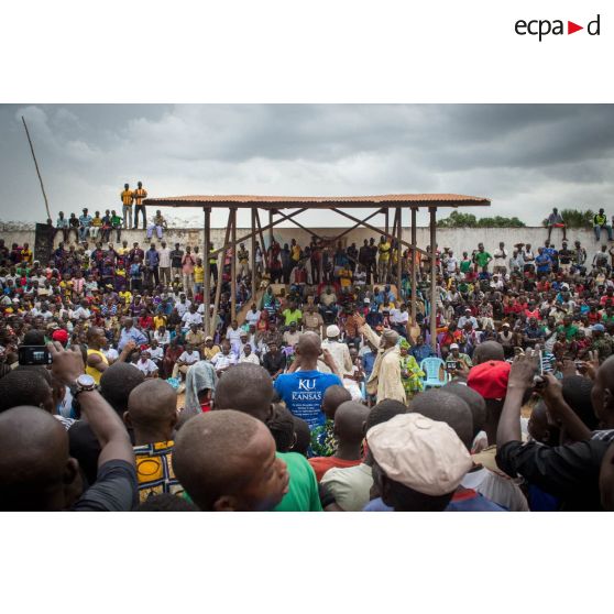 Population civile dans les gradins du stade de football de Bambari au cours d'une manifestation sportive pour la paix, lors de la journée internationale de la jeunesse.