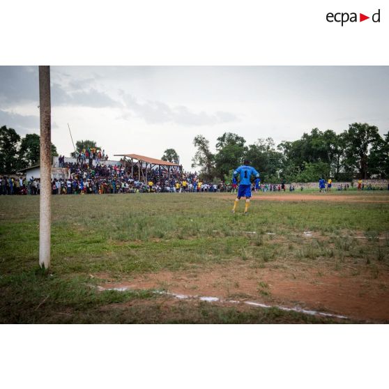 Joueurs disputant un match de football au cours d'une manifestation sportive pour la paix au stade de Bambari, lors de la journée internationale de la jeunesse.