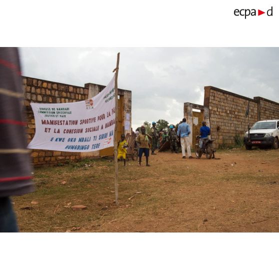 Population civile aux abords du stade de football de Bambari au cours d'une manifestation sportive pour la paix, lors de la journée internationale de la jeunesse.