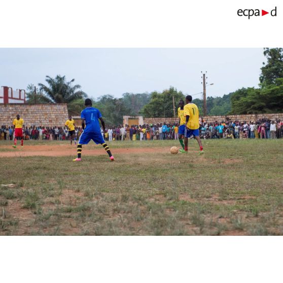 Joueurs disputant un match de football au cours d'une manifestation sportive pour la paix au stade de Bambari, lors de la journée internationale de la jeunesse.