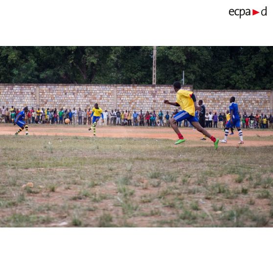 Joueurs disputant un match de football au cours d'une manifestation sportive pour la paix au stade de Bambari, lors de la journée internationale de la jeunesse.