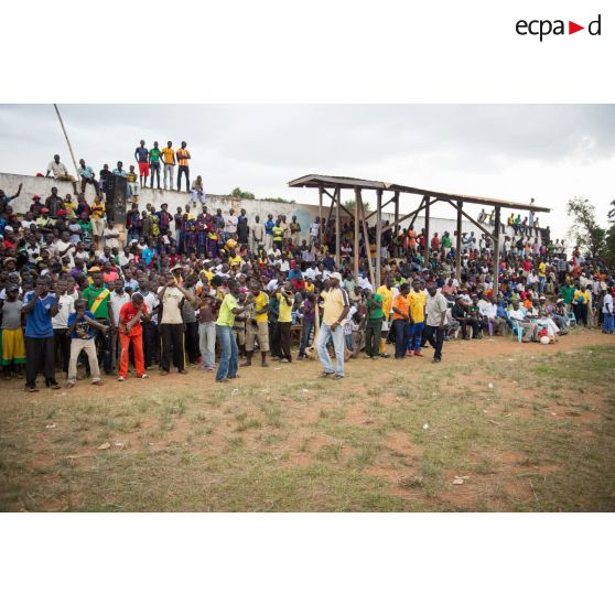 Population civile dans les gradins du stade de football de Bambari au cours d'une manifestation sportive pour la paix, lors de la journée internationale de la jeunesse.