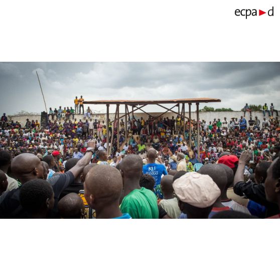 Population civile dans les gradins du stade de football de Bambari au cours d'une manifestation sportive pour la paix, lors de la journée internationale de la jeunesse.