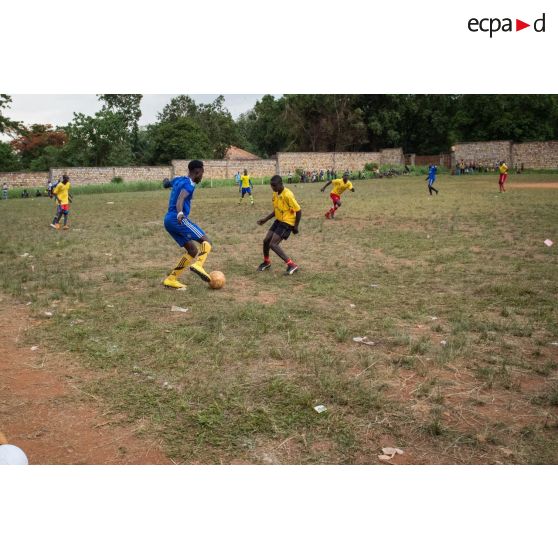 Joueurs disputant un match de football au cours d'une manifestation sportive pour la paix au stade de Bambari, lors de la journée internationale de la jeunesse.