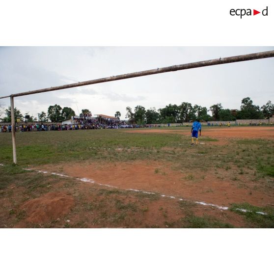 Joueurs disputant un match de football au cours d'une manifestation sportive pour la paix au stade de Bambari, lors de la journée internationale de la jeunesse.