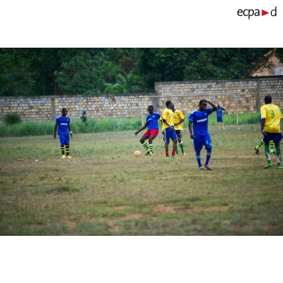 Joueurs disputant un match de football au cours d'une manifestation sportive pour la paix au stade de Bambari, lors de la journée internationale de la jeunesse.