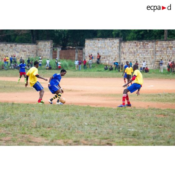 Joueurs disputant un match de football au cours d'une manifestation sportive pour la paix au stade de Bambari, lors de la journée internationale de la jeunesse.