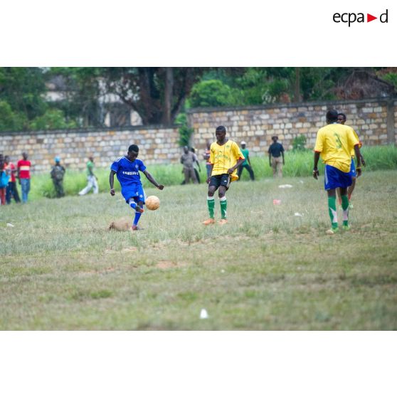 Joueurs disputant un match de football au cours d'une manifestation sportive pour la paix au stade de Bambari, lors de la journée internationale de la jeunesse.