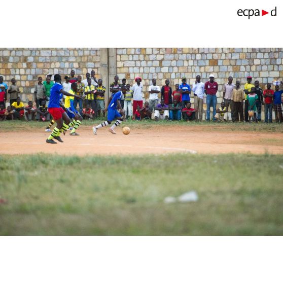 Joueurs disputant un match de football au cours d'une manifestation sportive pour la paix au stade de Bambari, lors de la journée internationale de la jeunesse.