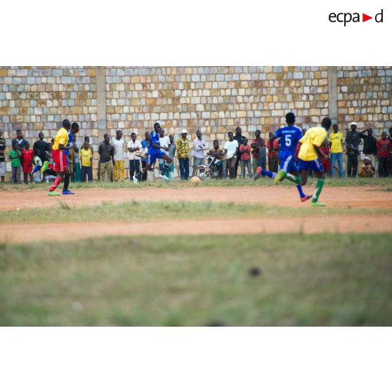 Joueurs disputant un match de football au cours d'une manifestation sportive pour la paix au stade de Bambari, lors de la journée internationale de la jeunesse.