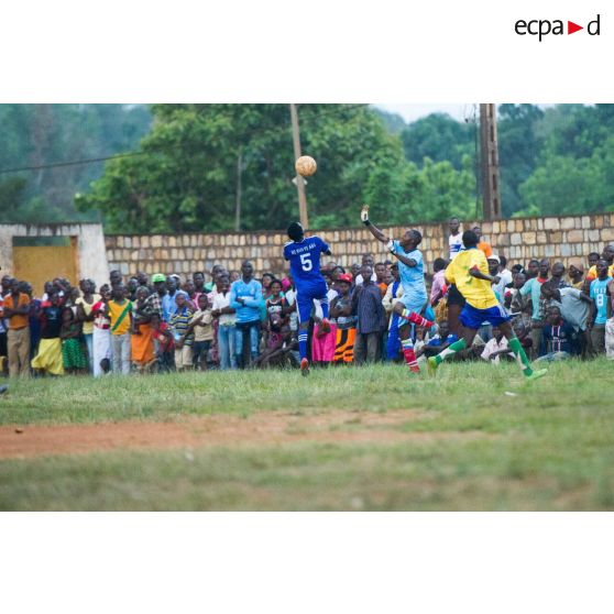 Joueurs disputant un match de football au cours d'une manifestation sportive pour la paix au stade de Bambari, lors de la journée internationale de la jeunesse.