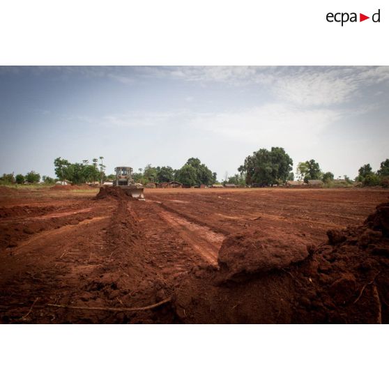 Un bulldozer Liebherr de type PR 724 LGP du 25e RGA ratisse une zone en prévision de la réalisation d'un terrain de football au profit des habitants du village de Makangé.