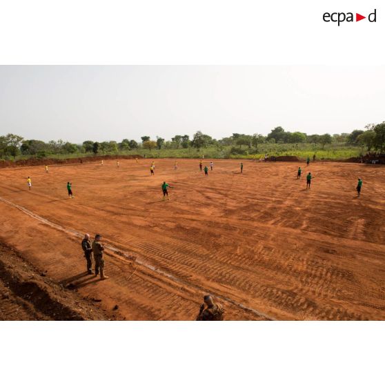 Match de football entre deux équipes des habitants des environs du village de Makangé, lors de l'inauguration du nouveau terrain construit par le 25e RGA.