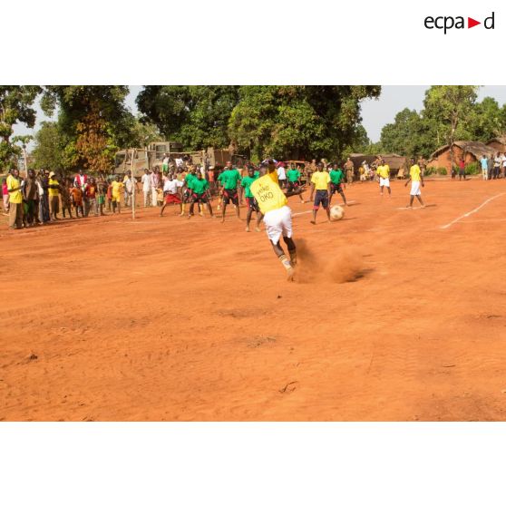 Match de football entre deux équipes des habitants des environs du village de Makangé, lors de l'inauguration du nouveau terrain construit par le 25e RGA.