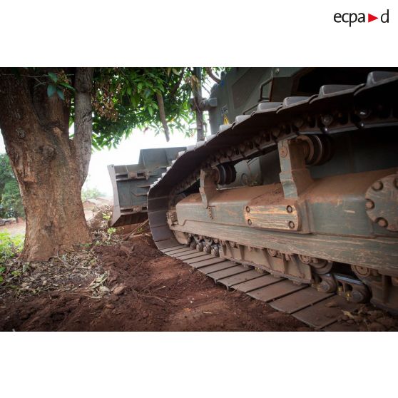 Chenille d'un bulldozer Liebherr de type PR 724 LGP du 25e RGA déboisant une zone en prévision de la réalisation d'un terrain de football au profit des habitants du village de Makangé.