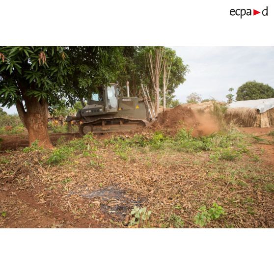 Un bulldozer Liebherr de type PR 724 LGP du 25e RGA déboise une zone en prévision de la réalisation d'un terrain de football au profit des habitants du village de Makangé.