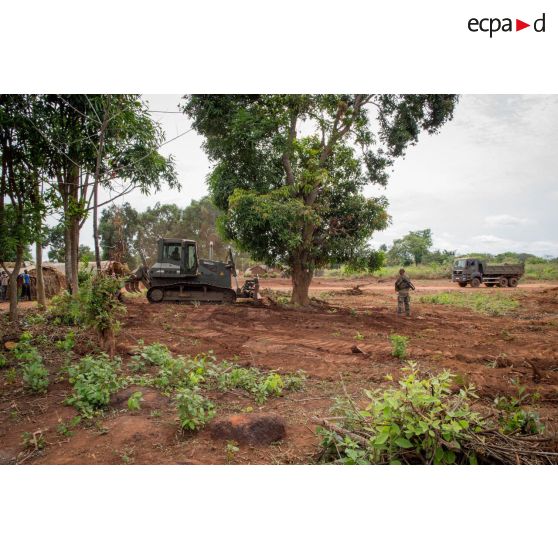 Un bulldozer Liebherr de type PR 724 LGP du 25e RGA déboise une zone en prévision de la réalisation d'un terrain de football au profit des habitants du village de Makangé.