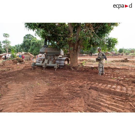 Un bulldozer Liebherr de type PR 724 LGP du 25e RGA déboise une zone en prévision de la réalisation d'un terrain de football au profit des habitants du village de Makangé.