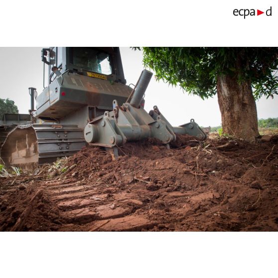 Un bulldozer Liebherr de type PR 724 LGP du 25e RGA déboise une zone en prévision de la réalisation d'un terrain de football au profit des habitants du village de Makangé.