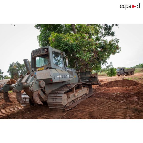 Un bulldozer Liebherr de type PR 724 LGP du 25e RGA déboise une zone en prévision de la réalisation d'un terrain de football au profit des habitants du village de Makangé.