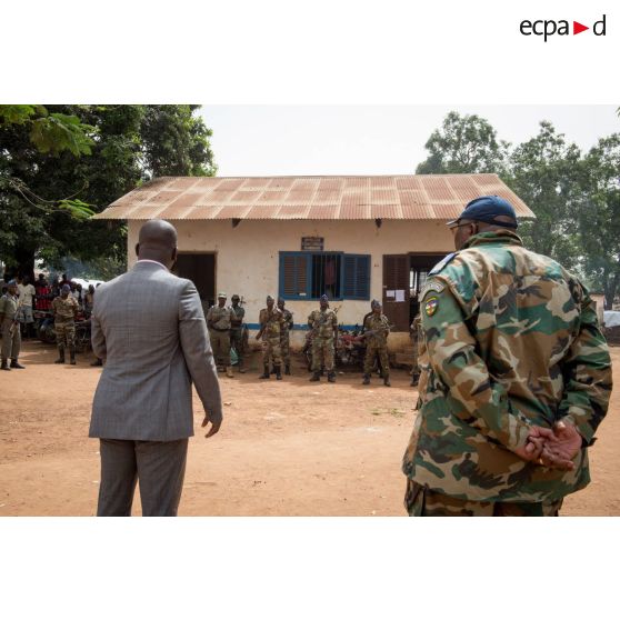 Inspection de la brigade de gendarmerie de Bambari par monsieur Nicaise Karnou-Samedi, ministre de la sécurité et le lieutenant-colonel Guy-Bertrand Damango, directeur général de la gendarmerie nationale.