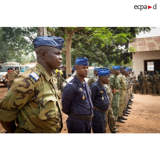 Gendarmes centrafricains en rang lors de l'inspection de la brigade de gendarmerie de Bambari par monsieur Nicaise Karnou-Samedi, ministre de la sécurité et le lieutenant-colonel Guy-Bertrand Damango, directeur général de la gendarmerie nationale.