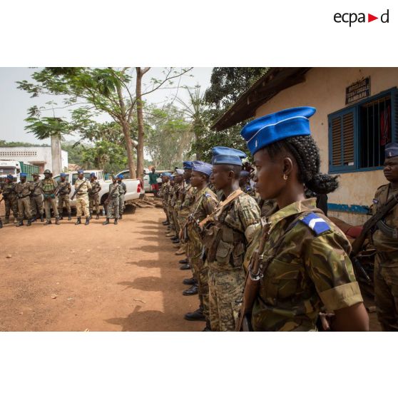 Gendarmes centrafricains en rang lors de l'inspection de la brigade de gendarmerie de Bambari par monsieur Nicaise Karnou-Samedi, ministre de la sécurité et le lieutenant-colonel Guy-Bertrand Damango, directeur général de la gendarmerie nationale.