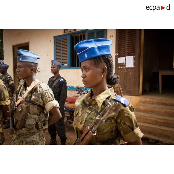 Gendarmes centrafricains en rang lors de l'inspection de la brigade de gendarmerie de Bambari par monsieur Nicaise Karnou-Samedi, ministre de la sécurité et le lieutenant-colonel Guy-Bertrand Damango, directeur général de la gendarmerie nationale.