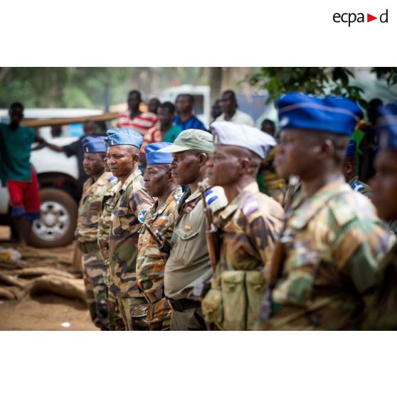 Gendarmes centrafricains en rang lors de l'inspection de la brigade de gendarmerie de Bambari par monsieur Nicaise Karnou-Samedi, ministre de la sécurité et le lieutenant-colonel Guy-Bertrand Damango, directeur général de la gendarmerie nationale.