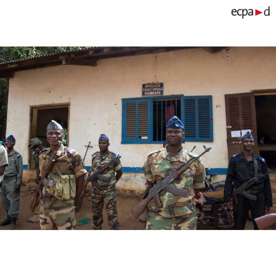 Gendarmes centrafricains en rang lors de l'inspection de la brigade de gendarmerie de Bambari par monsieur Nicaise Karnou-Samedi, ministre de la sécurité et le lieutenant-colonel Guy-Bertrand Damango, directeur général de la gendarmerie nationale.