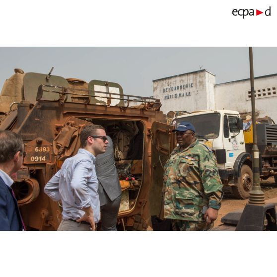 Le lieutenant-colonel Guy-Bertrand Damango, directeur général de la gendarmerie nationale centrafricaine converse avec des civils à l'arrière d'un VAB, lors de l'inspection de la brigade de gendarmerie de Bambari par monsieur Nicaise Karnou-Samedi, ministre de la sécurité.