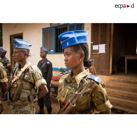 Gendarmes centrafricains en rang lors de l'inspection de la brigade de gendarmerie de Bambari par monsieur Nicaise Karnou-Samedi, ministre de la sécurité et le lieutenant-colonel Guy-Bertrand Damango, directeur général de la gendarmerie nationale.