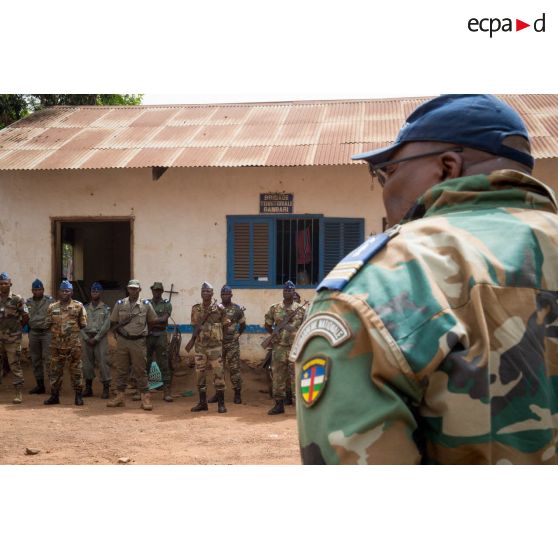 Le lieutenant-colonel Guy-Bertrand Damango, directeur général de la gendarmerie nationale centrafricaine converse avec des civils à l'arrière d'un VAB, lors de l'inspection de la brigade de gendarmerie de Bambari par monsieur Nicaise Karnou-Samedi, ministre de la sécurité.