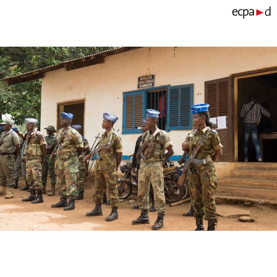 Gendarmes centrafricains en rang lors de l'inspection de la brigade de gendarmerie de Bambari par monsieur Nicaise Karnou-Samedi, ministre de la sécurité et le lieutenant-colonel Guy-Bertrand Damango, directeur général de la gendarmerie nationale.