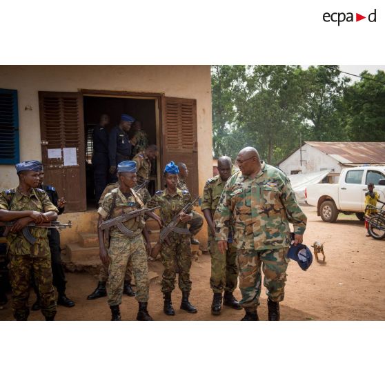 Le lieutenant-colonel Guy-Bertrand Damango, directeur général de la gendarmerie nationale centrafricaine, passe ses troupes en revue lors de l'inspection de la brigade de gendarmerie de Bambari par monsieur Nicaise Karnou-Samedi, ministre de la sécurité.