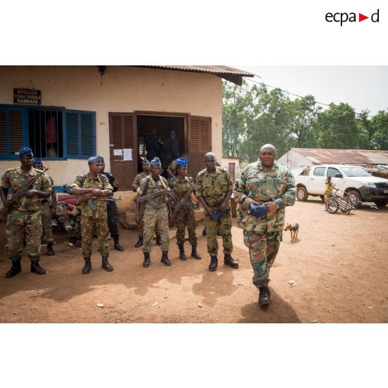 Le lieutenant-colonel Guy-Bertrand Damango, directeur général de la gendarmerie nationale centrafricaine, passe ses troupes en revue lors de l'inspection de la brigade de gendarmerie de Bambari par monsieur Nicaise Karnou-Samedi, ministre de la sécurité.