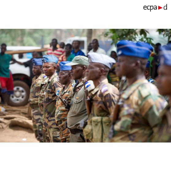 Gendarmes centrafricains en rang lors de l'inspection de la brigade de gendarmerie de Bambari par monsieur Nicaise Karnou-Samedi, ministre de la sécurité et le lieutenant-colonel Guy-Bertrand Damango, directeur général de la gendarmerie nationale.