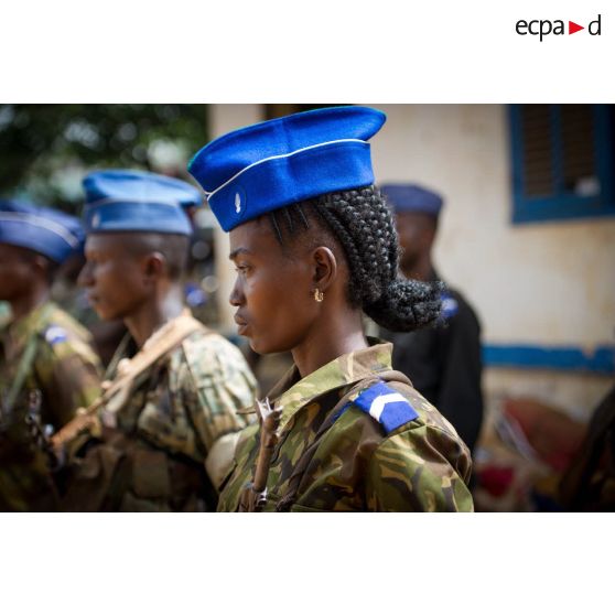 Gendarmes centrafricains en rang lors de l'inspection de la brigade de gendarmerie de Bambari par monsieur Nicaise Karnou-Samedi, ministre de la sécurité et le lieutenant-colonel Guy-Bertrand Damango, directeur général de la gendarmerie nationale.