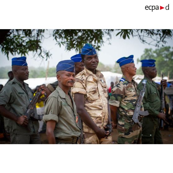 Gendarmes centrafricains en rang lors de l'inspection de la brigade de gendarmerie de Bambari par monsieur Nicaise Karnou-Samedi, ministre de la sécurité et le lieutenant-colonel Guy-Bertrand Damango, directeur général de la gendarmerie nationale.